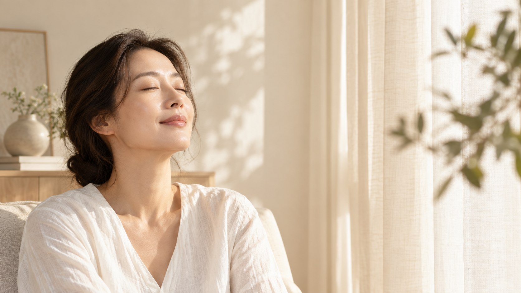 아침 햇살을 즐기는 여성의 브랜드 라이프스타일 이미지
